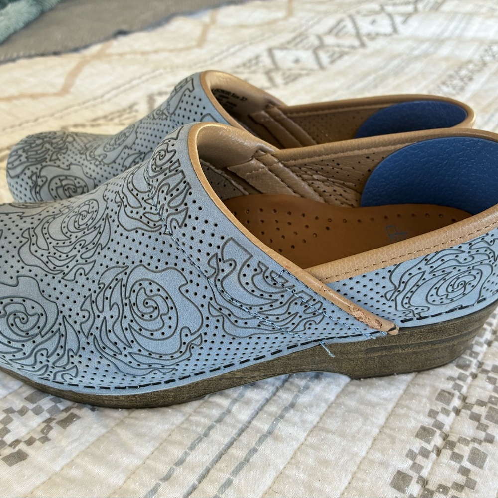 Floral Patterned Clogs - Picture 3 of 5